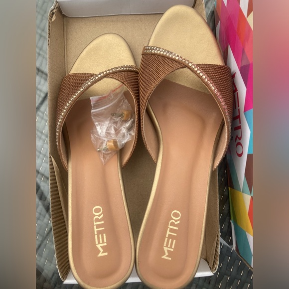 Metro slip on heels NWT - Picture 3 of 5